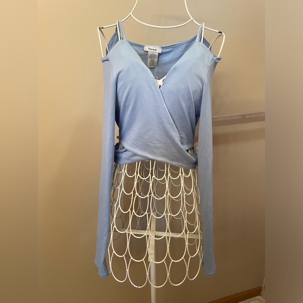 NWT V-Neck Shoulder Cut-Out Cropped Long Sleeve Cross Wrap Top